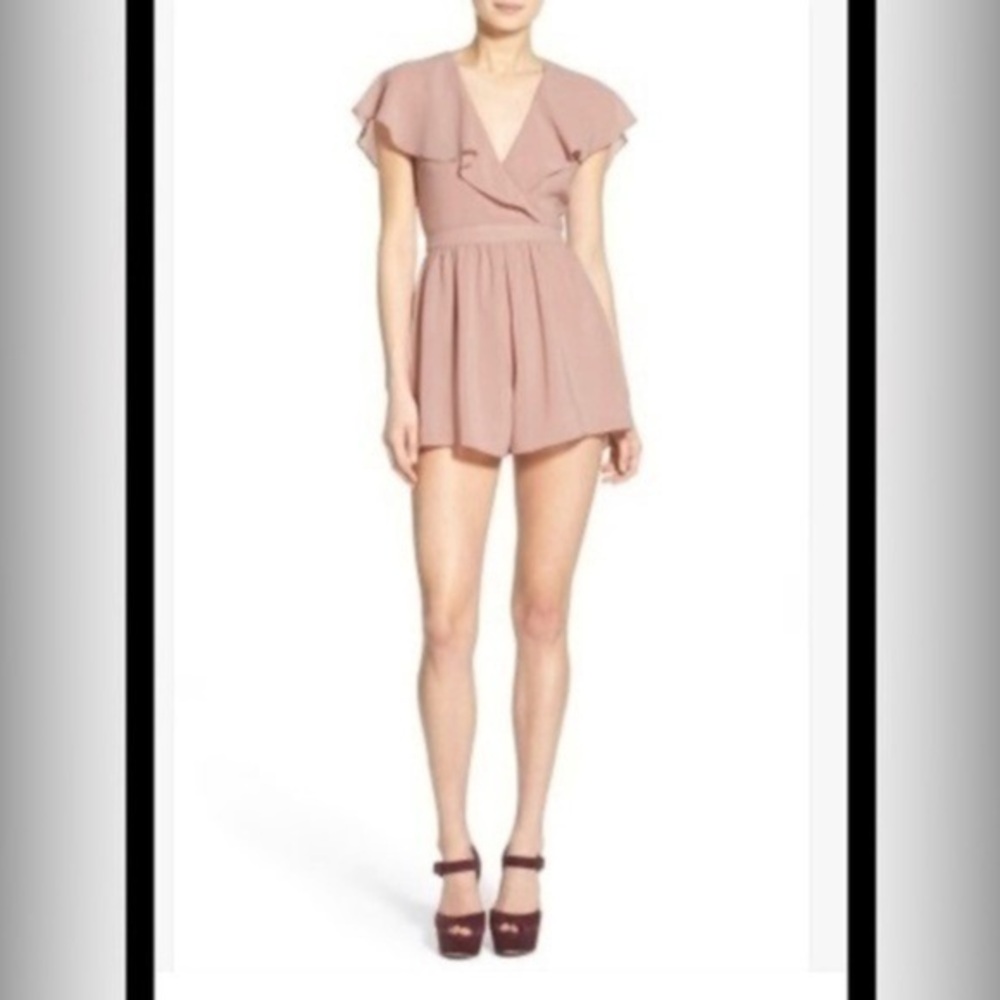 NWOT Astr the Lable Women’s Medium Pink Flutter Cape Shorts Romper Nordstrom M